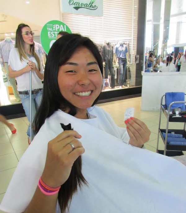 Campanha arrecada cabelo para fazer perucas a pacientes com câncer