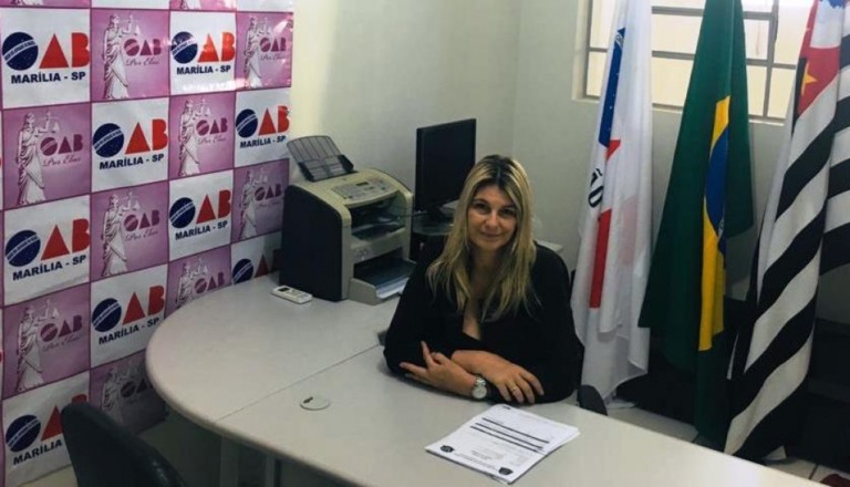 Advogada Larissa Toríbio, da Comissão OAB por Elas, na sala de atendimento da OAB na Central de Polícia
