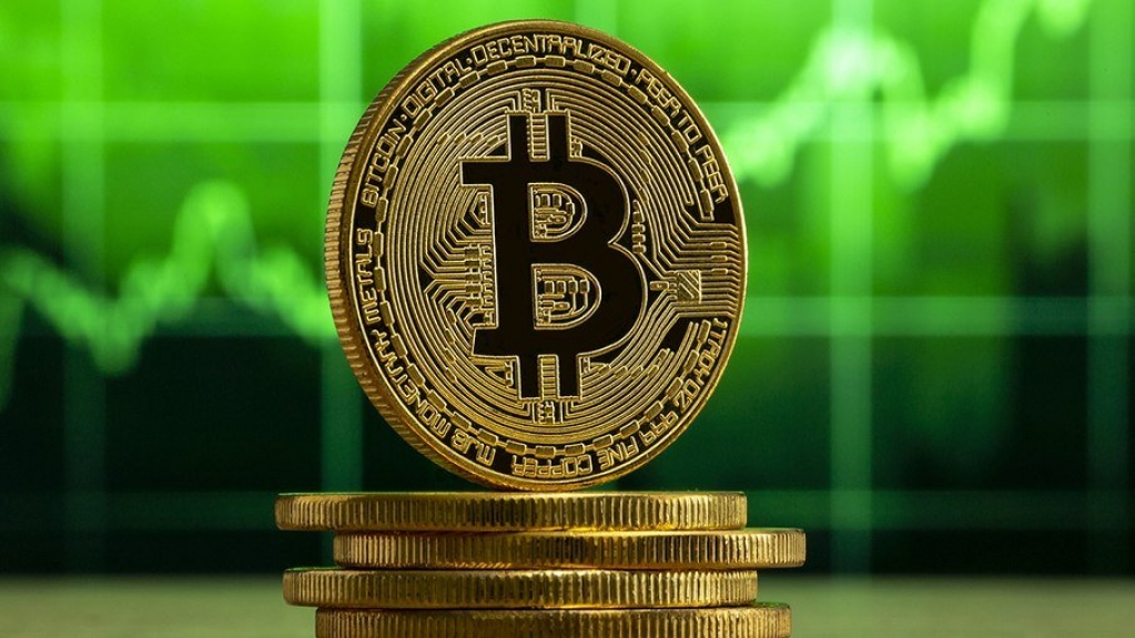 Bitcoin atinge sua máxima histórica e chega a US$ 68 mil; é hora de investir?