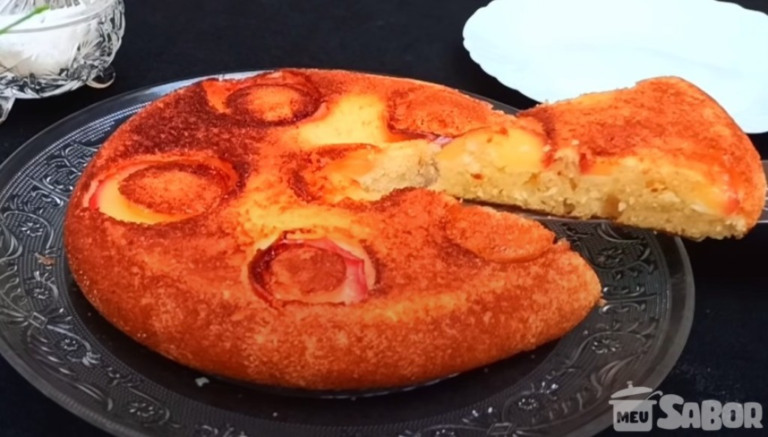 Que tal fazer um bolo de frigideira com maça super gostoso?