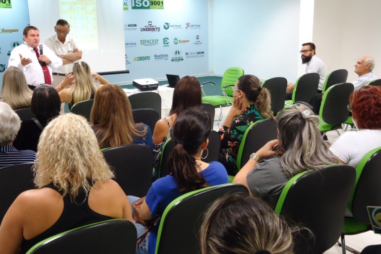Comércio de Marília define calendário de horário especial para 2018