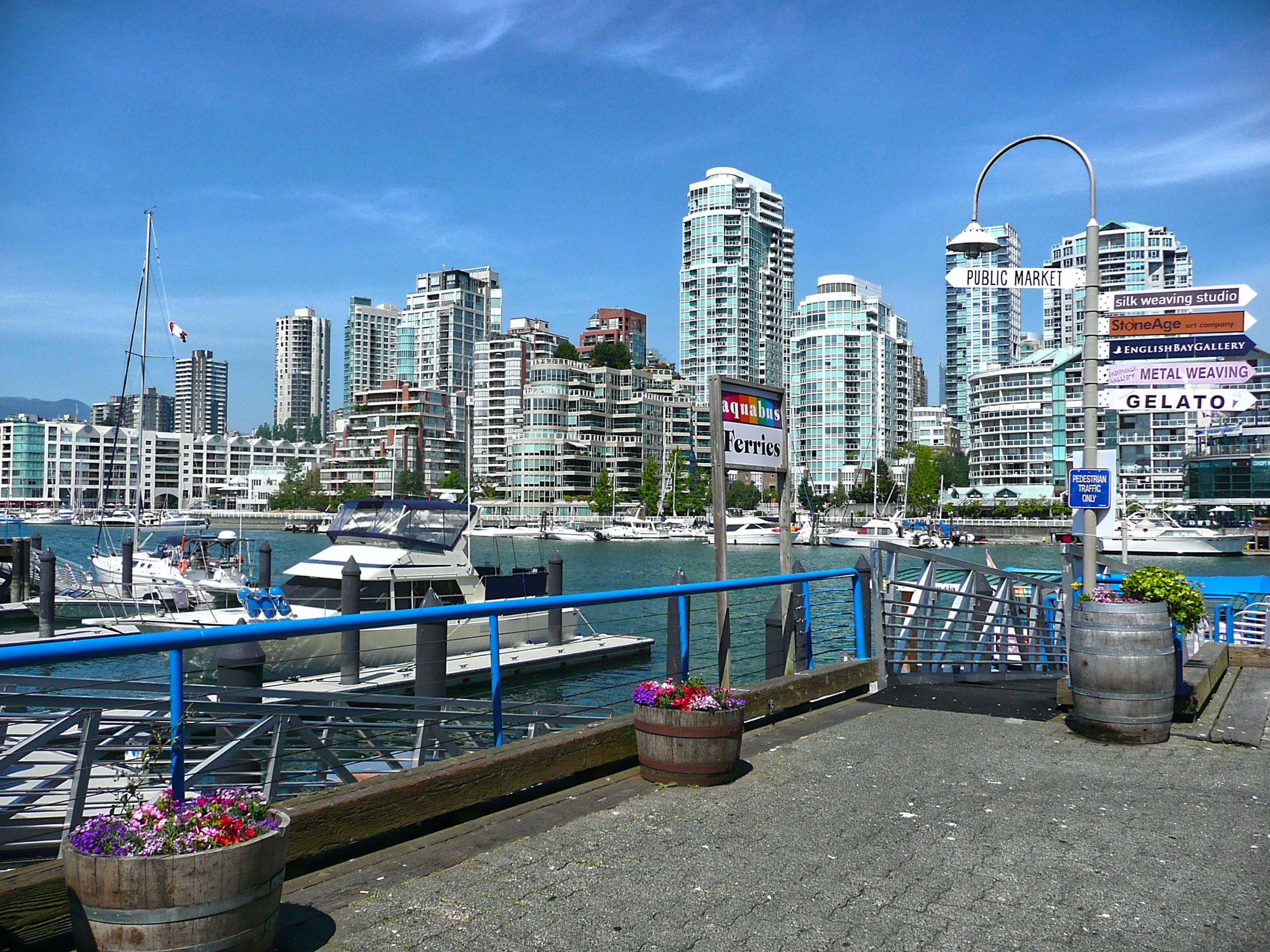 O Granville Island Market é um charmoso mercadão onde é possível desfrutar a culinária local; possui uma área externa gostosa de passar o tempo . Foto: Pascal Bernardo/Unsplash