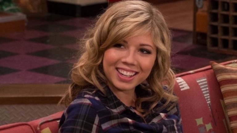 Atriz de 'iCarly' diz estar feliz com morte de mãe em autobiografia