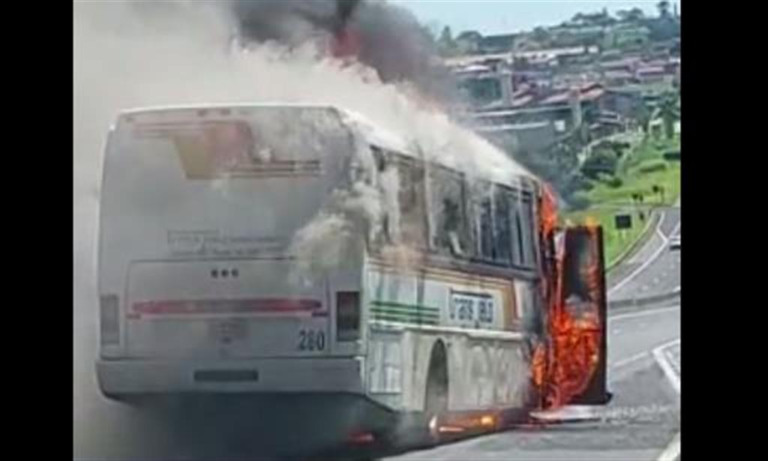 Vídeo - Ônibus pega fogo e fecha pista da rodovia do Contorno em Marília