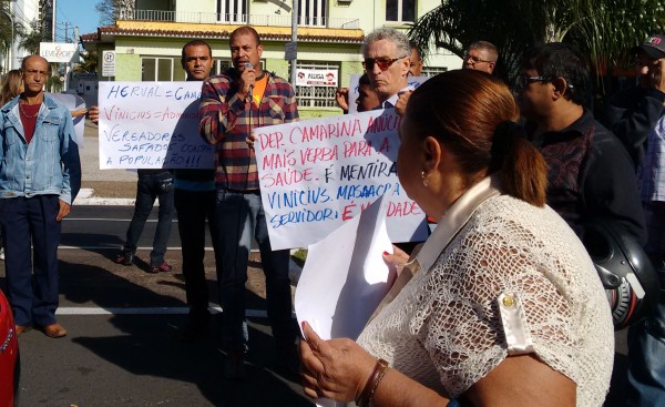 Dirigentes do sindicato e servidores durante protesto nesta terça