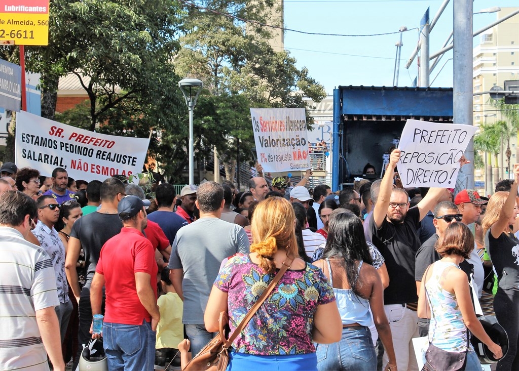 Servidores rejeitam proposta e mantêm impasse na campanha salarial