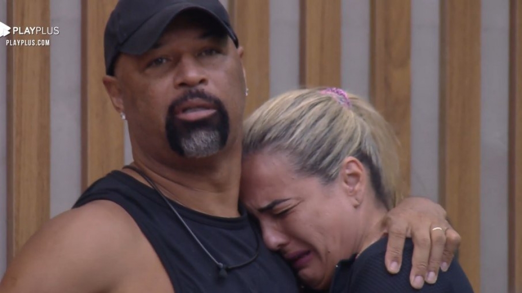 Andreia Andrade chora e é consolada por Dinei após discussão com Nahim Andreia Andrade chora e é consolada por Dinei após discussão com Nahim