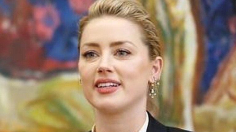 Amber Heard relata agressão de Johnny Depp em lua de mel