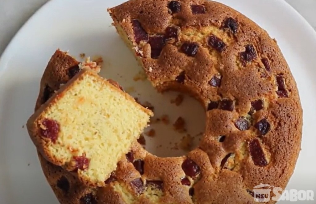 Aprenda a fazer um Bolo de Fubá com Goiabada super simples e fácil