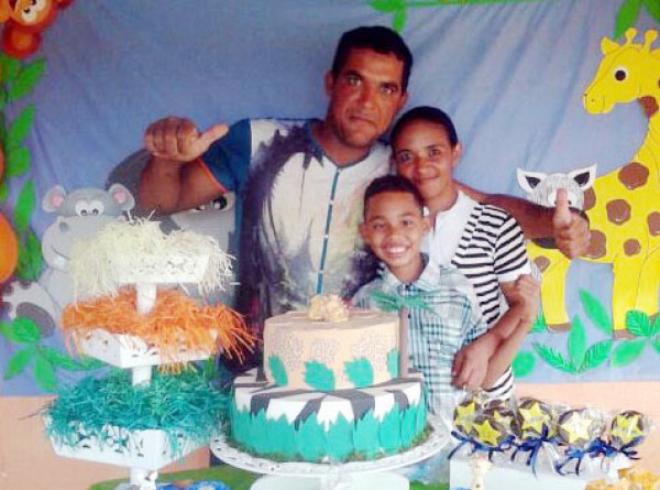 Lorran, 10, com os pais em sua primeira festa