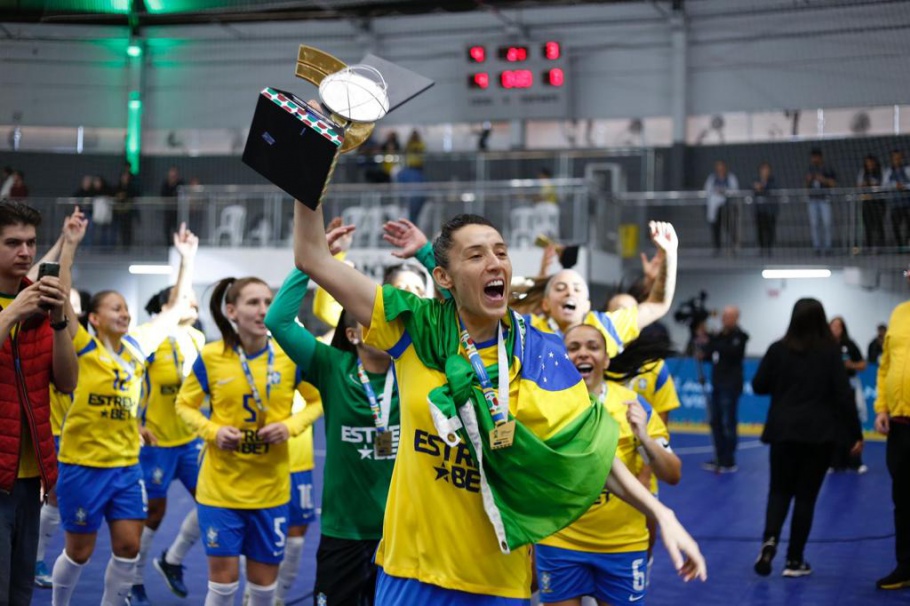 Seleção Feminina de Futsal é campeã invicta do 1º Torneio Internacional de Xanxerê