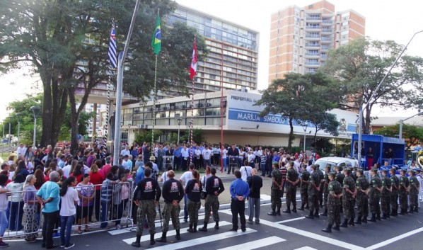 Daniel anuncia orçamento para obra do esgoto, desfile começa sem protesto