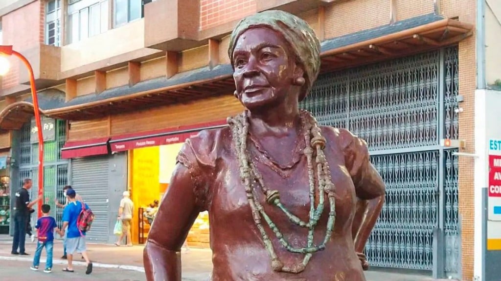 Reprodução/Instagram 21.04.2023 A sambista Madrinha Eunice foi homenageada com uma estátua na Praça da Liberdade, em São Paulo