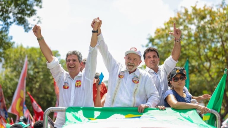 Lula e Rogério Carvalho reúnem multidão em Aracaju (SE)