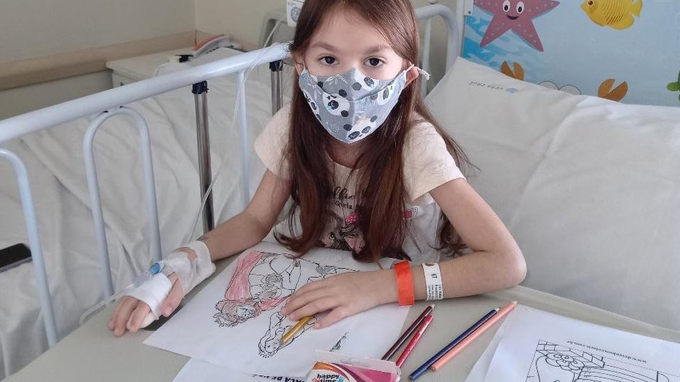 Lívia em cama de hospital