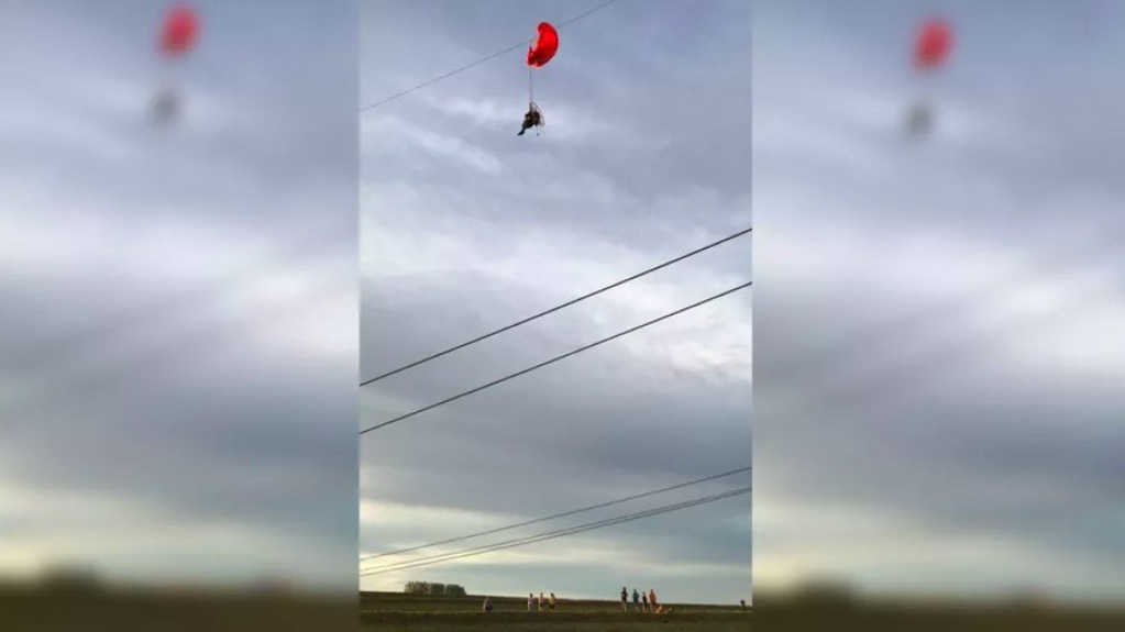 Homem com paramotor fica preso à fiação; veja o vídeo Homem com paramotor fica preso à fiação; veja o vídeo