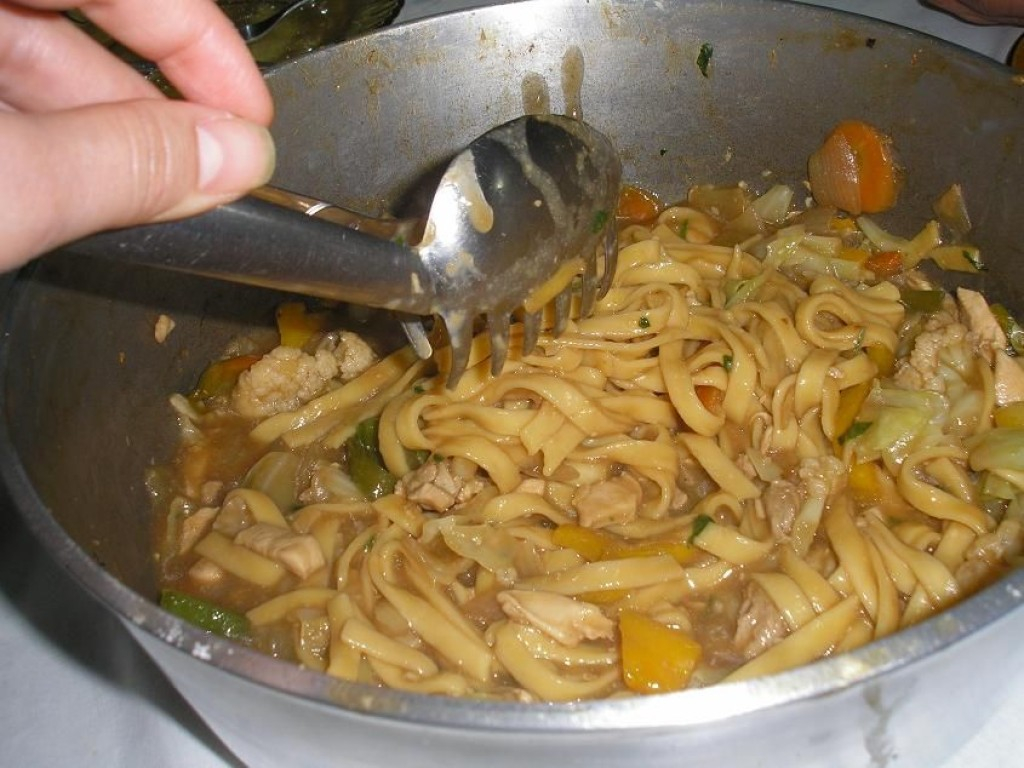 Yakissoba delicia e super rápido de fazer! Essa receita bem gostosa! Experimente!