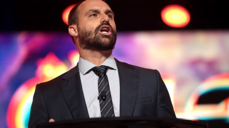 Eduardo Bolsonaro chama processo de racismo de 'golpe baixo'
