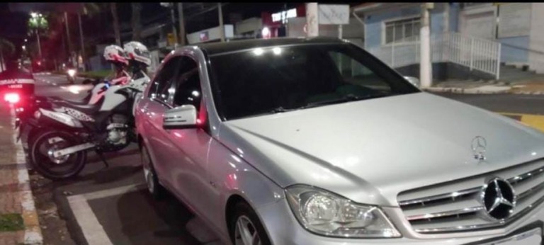 PM apreende cocaína e dinheiro com homem de carro de luxo em Marília
