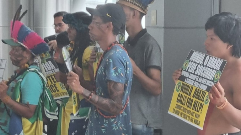 Indígenas manifestam contra eleição de Lula em aeroporto de Brasília