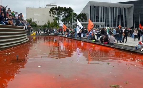 Professores participam de caminhada contra violência policial em Curitiba