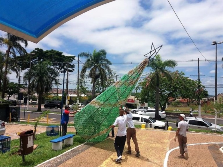 Começa instalação de árvores de Natal com garrafas PET em ruas de Marília