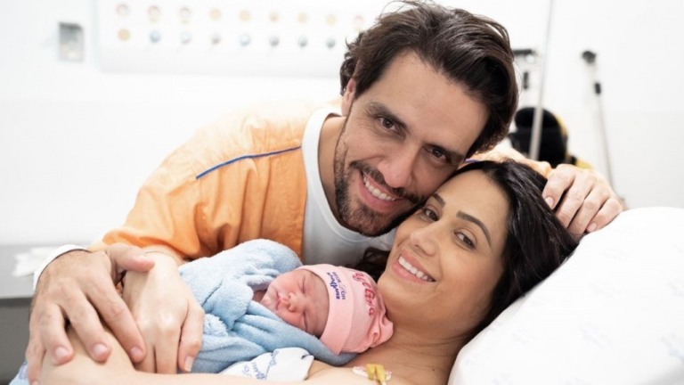 Nasce Angelina, filha do tenor Thiago Arancam: "Foi um momento mágico"