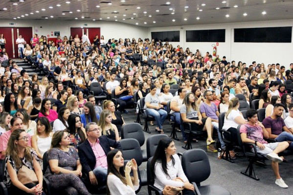 Semana de medicina e enfermagem une alunos e profissionais em Marília