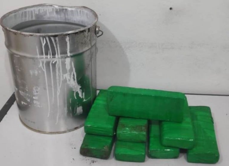 Suspeito abandona balde com maconha durante fuga da PM em Marília