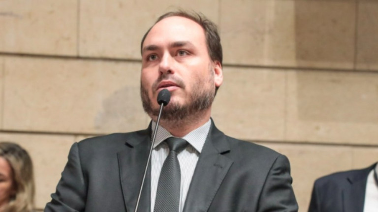 Carlos Bolsonaro ironiza minuta encontrada na casa de Anderson Torres