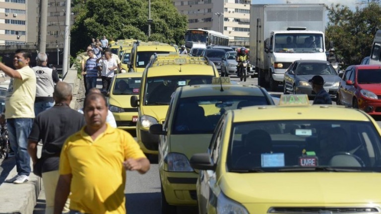 Com preços fixados, táxi ganha espaço da Uber e da 99 e cresce até 40%