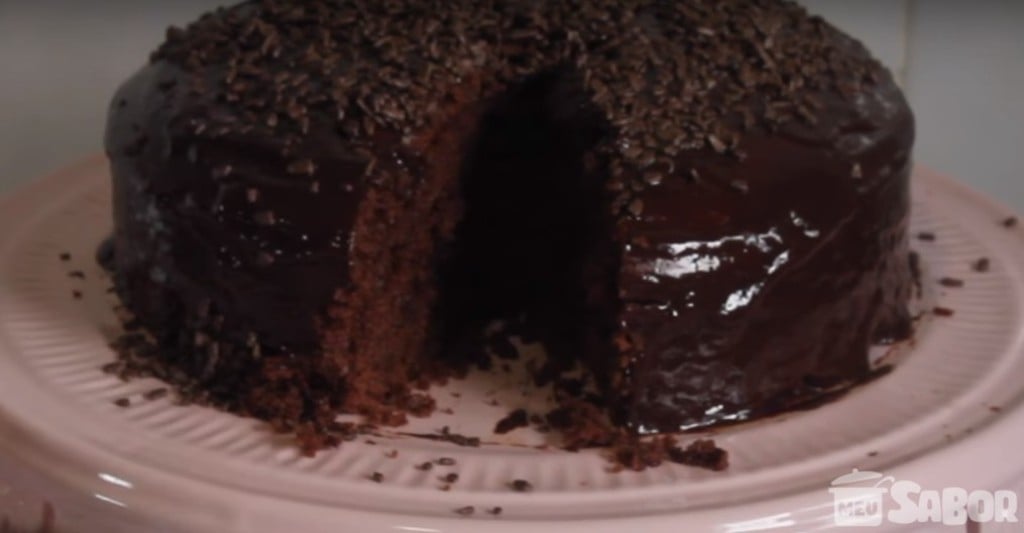 Aprenda a fazer um delicioso Bolo de chocolate com cobertura