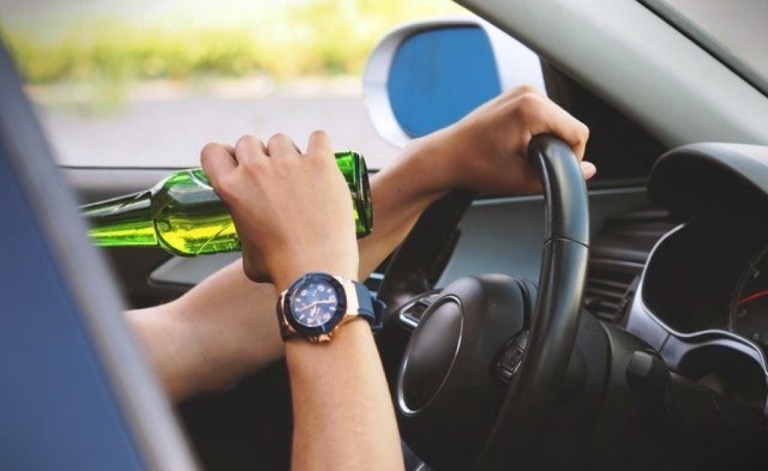 Autônomo é flagrado por embriaguez ao volante; quase bateu em poste