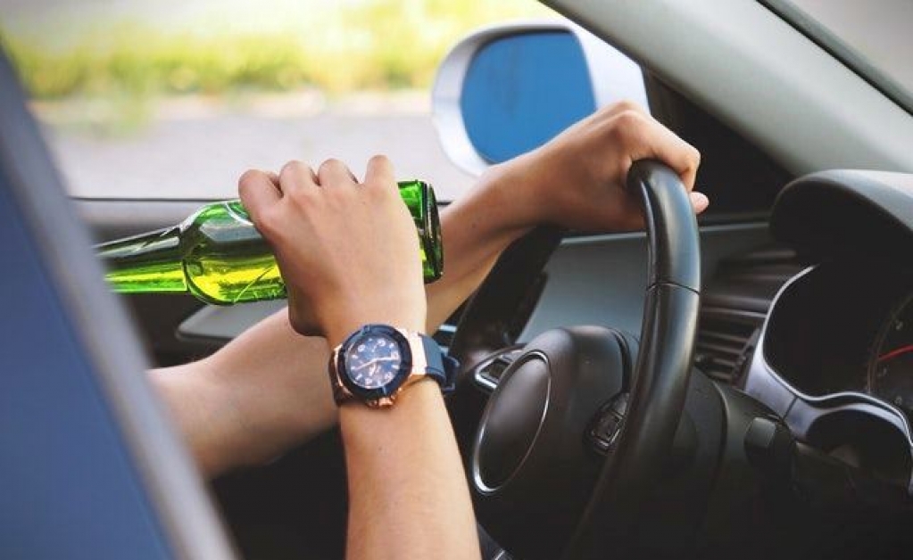 Autônomo é flagrado por embriaguez ao volante; quase bateu em poste
