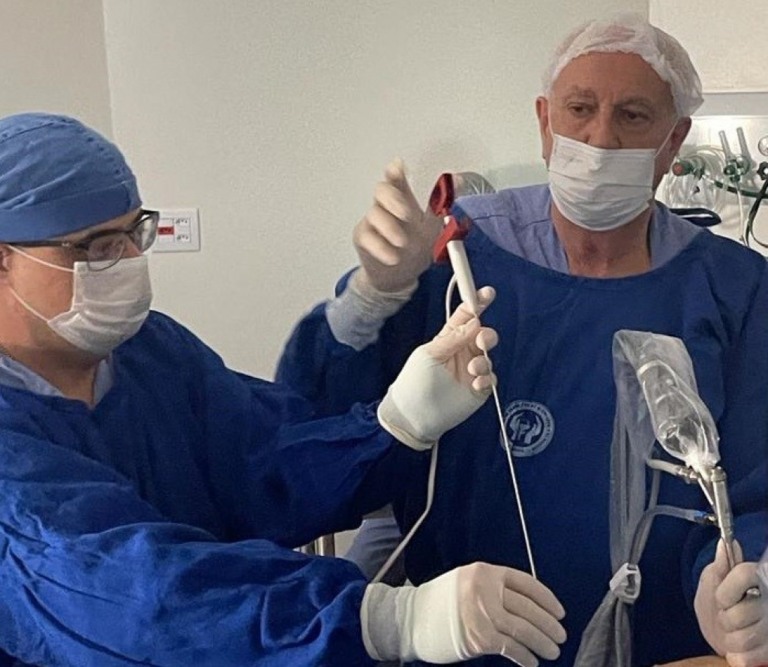 Ortopedista de Marília faz cirurgia inovadora para tratamento na coluna dorsal