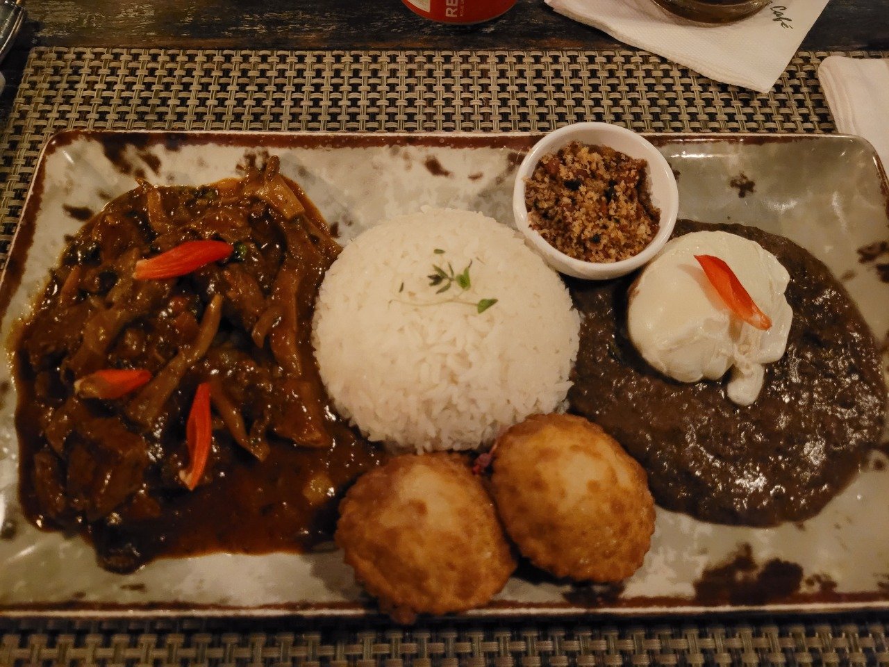 Picadinho Margarida: arroz, carne ao molho negro, tutu de feijão, farofa, pastéis de queijo e ovo pochê. Foto: Miguel Trombini/iG Turismo