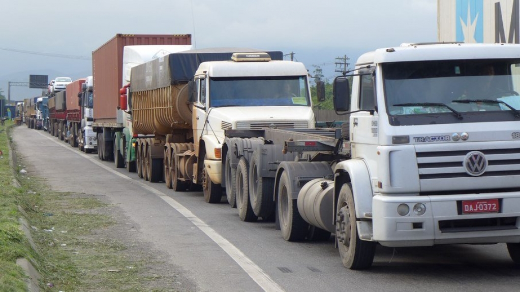 Greve dos caminhoneiros está de pé, apesar da baixa adesão