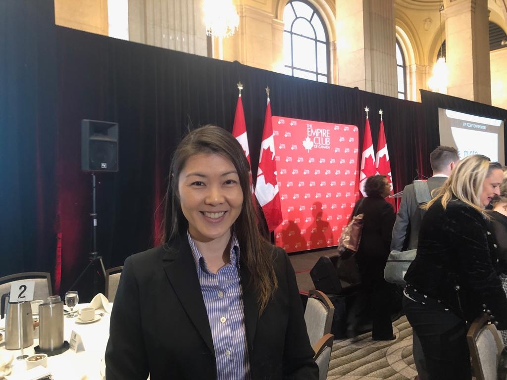 Juliana Mitsue Shimizu Sasazaki durante evento no Canadá sobre trabalho voluntário