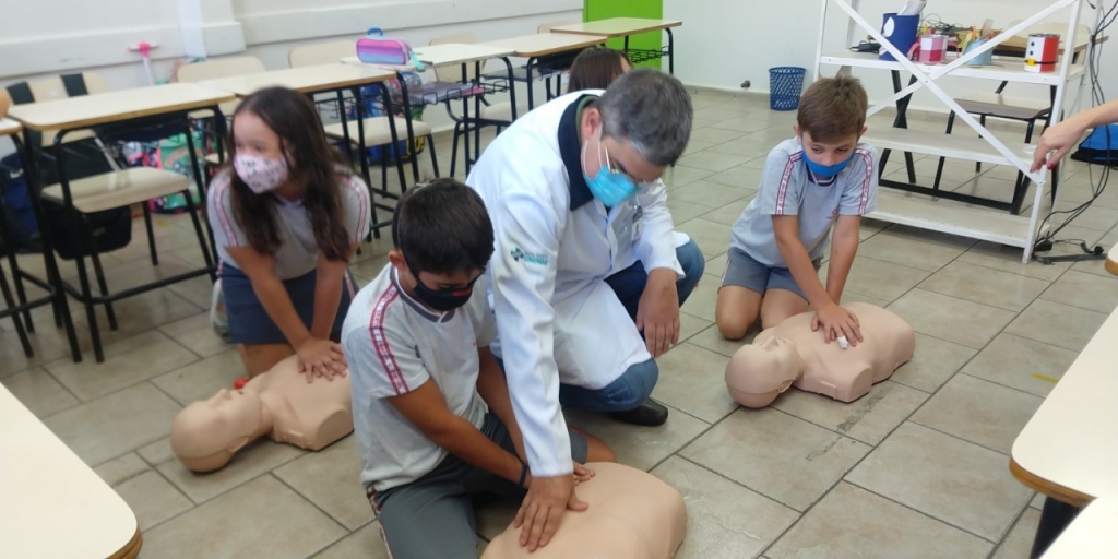 Médico do HBU ensina técnicas de primeiros socorros para estudantes