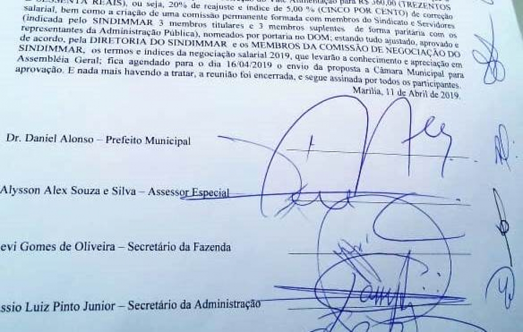 Servidores anunciam acordo com prefeitura, só falta assembleia