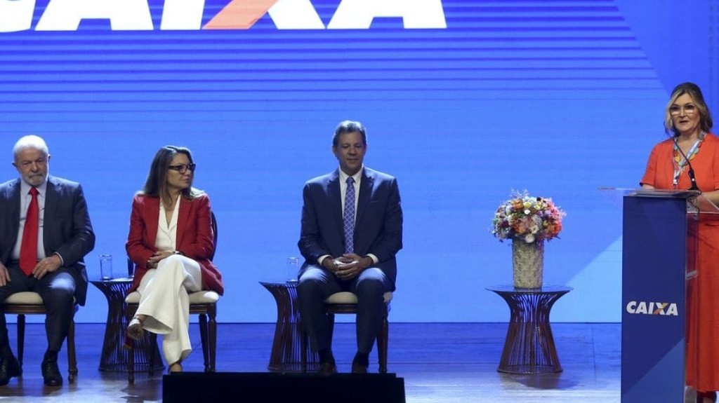 Nova presidente da Caixa suspende consignado no Auxílio Brasil