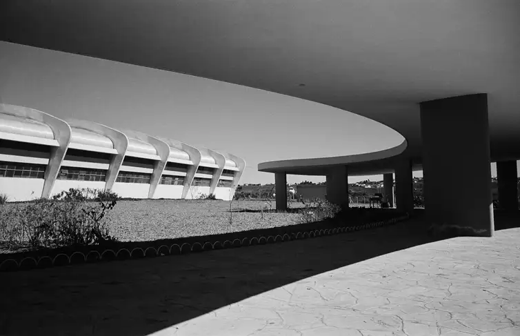 Hans Gunter Flieg  Fábrica da Duchen - Peixe, projeto arquitetônico de Oscar Niemeyer, primeiro prêmio na categoria de construção industrial na I Bienal Internacional de arte São Paulo, Guarulhos - SP, c. 1954  Gelatina e prata. Foto: Instituto