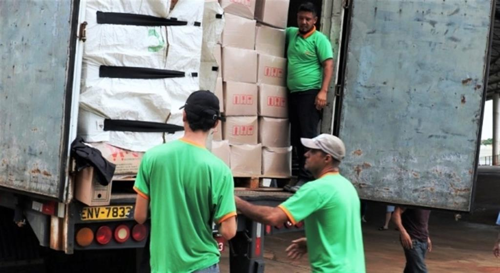 Servidores municipais começam a receber cestas básicas em Marília