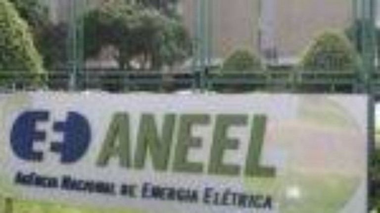 Conta de luz pode cair 8% com devolução de impostos, diz Aneel