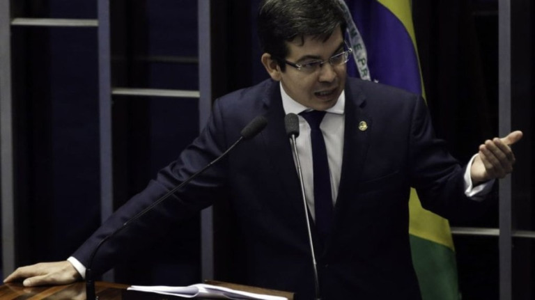 Randolfe coloca Bivar contra a parede e cobra apoio do União a Lula
