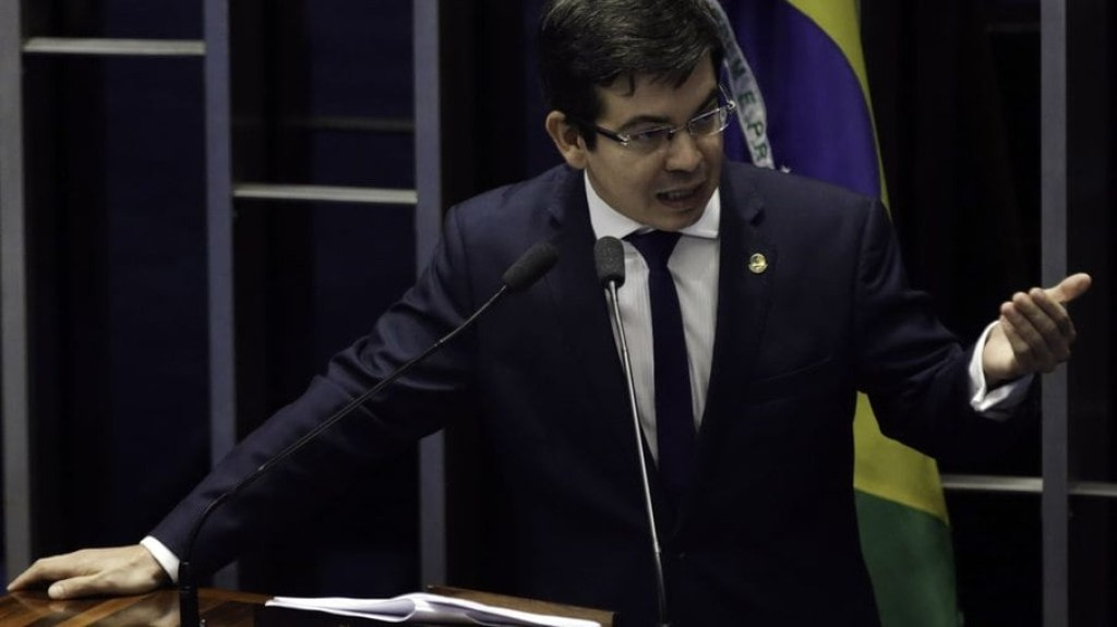 Randolfe coloca Bivar contra a parede e cobra apoio do União a Lula