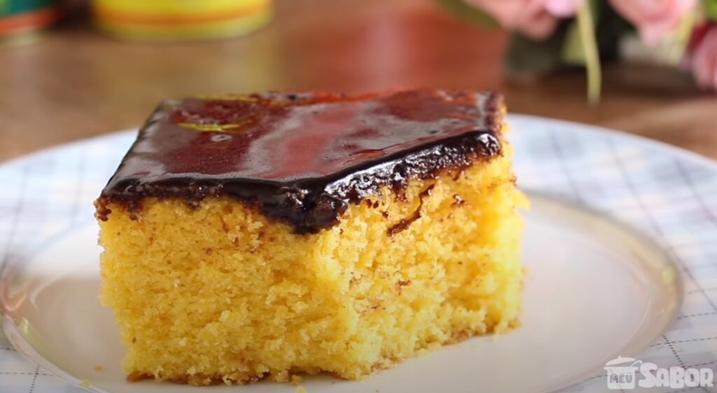 Aprenda a fazer um magnifico Bolo de Cenoura com Cobertura de Chocolate!! sinto até o cheirinho do cafezinho no bule