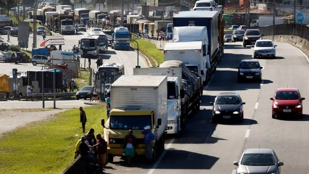 Caminhoneiros criticam congelamento do ICMS: "Não vai resolver o problema"