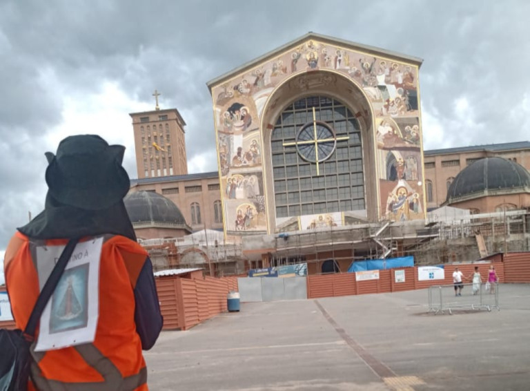 Vídeo e fotos - Peregrino de Marília encontra filhos e chega a Aparecida após 20 dias