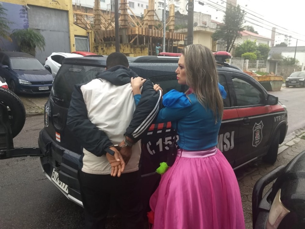 Guarda municipal vestida de princesa prende ladrão na rua em SC